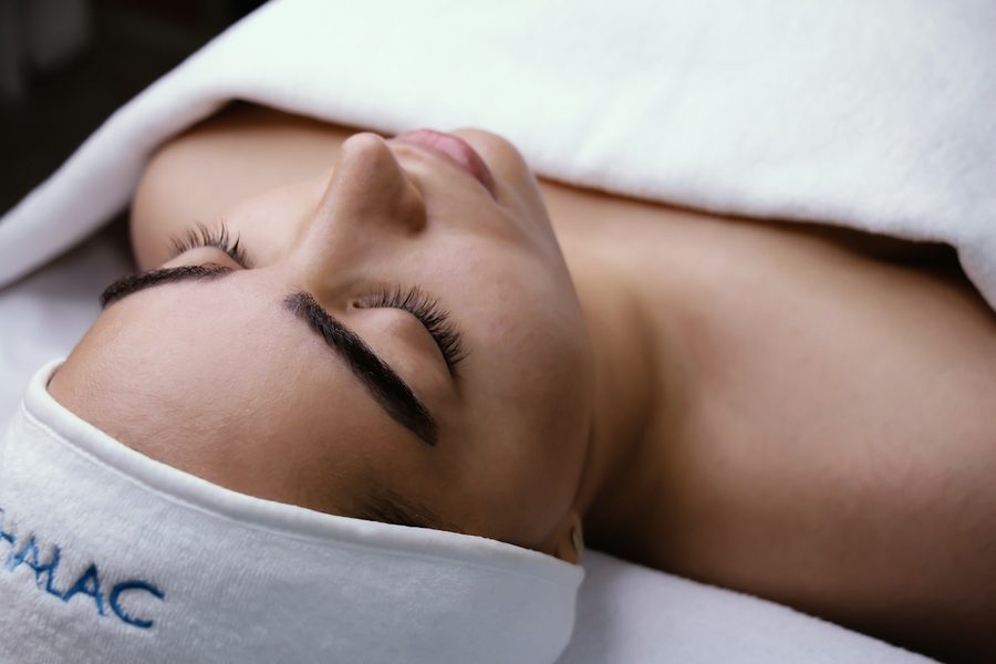 Clienta relajada durante un tratamiento facial